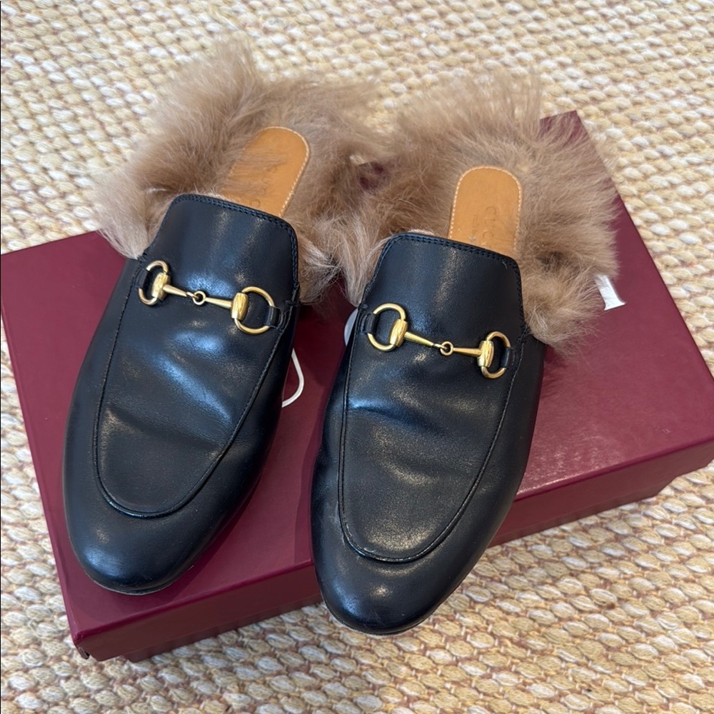 GUCCI Black Leather Fur-Lined Loafers